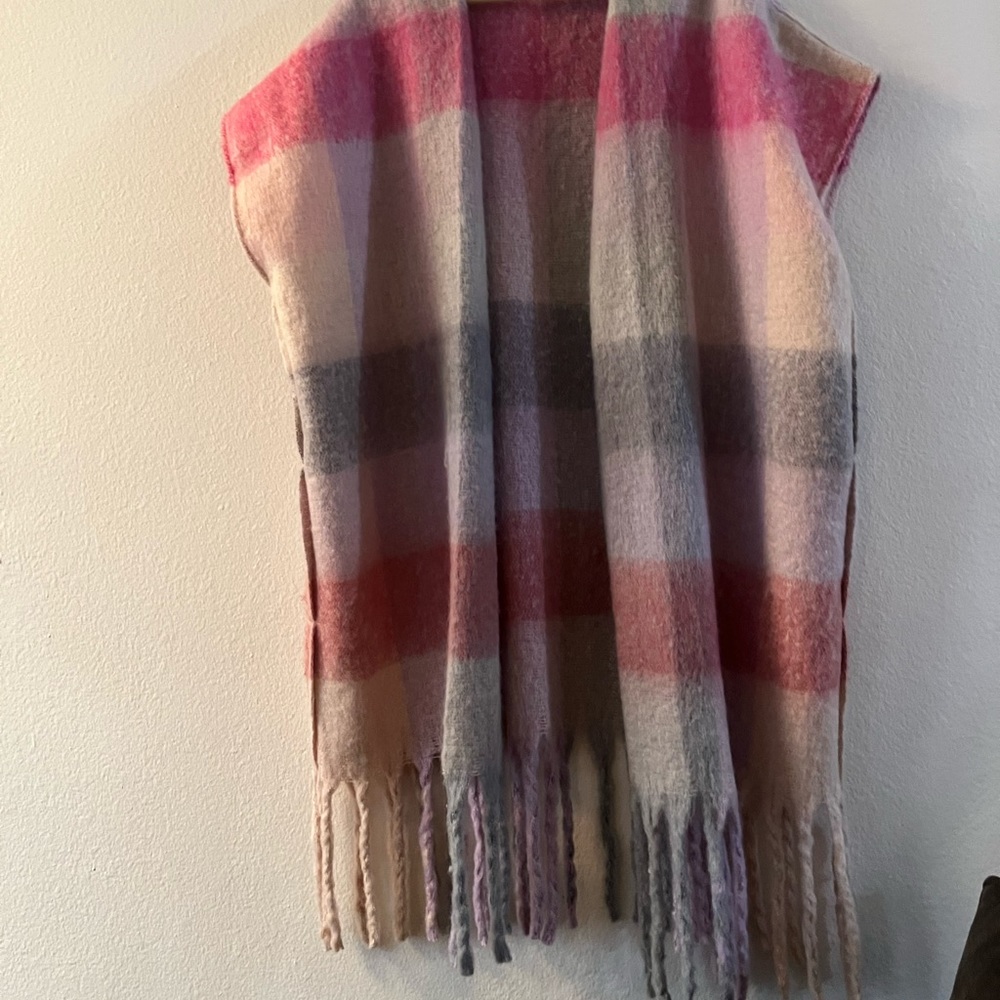 Beautiful Fringed Piece - Picture 12 of 12